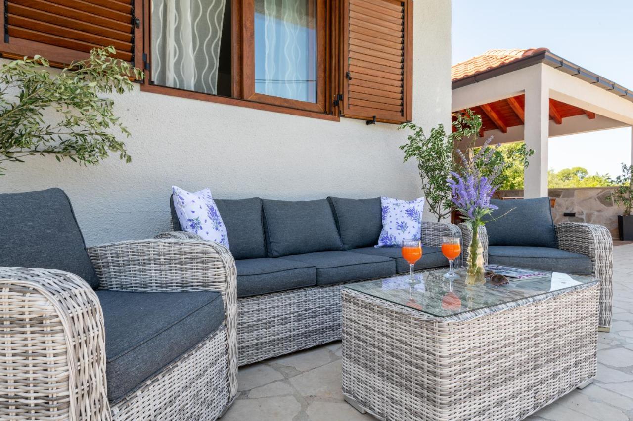 Villa Ivona With Swimming Pool And Jacuzzi Oslje Экстерьер фото