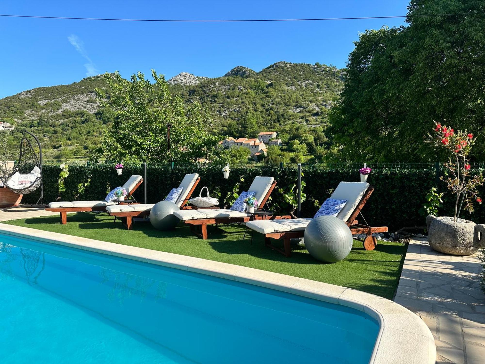 Villa Ivona With Swimming Pool And Jacuzzi Oslje Экстерьер фото