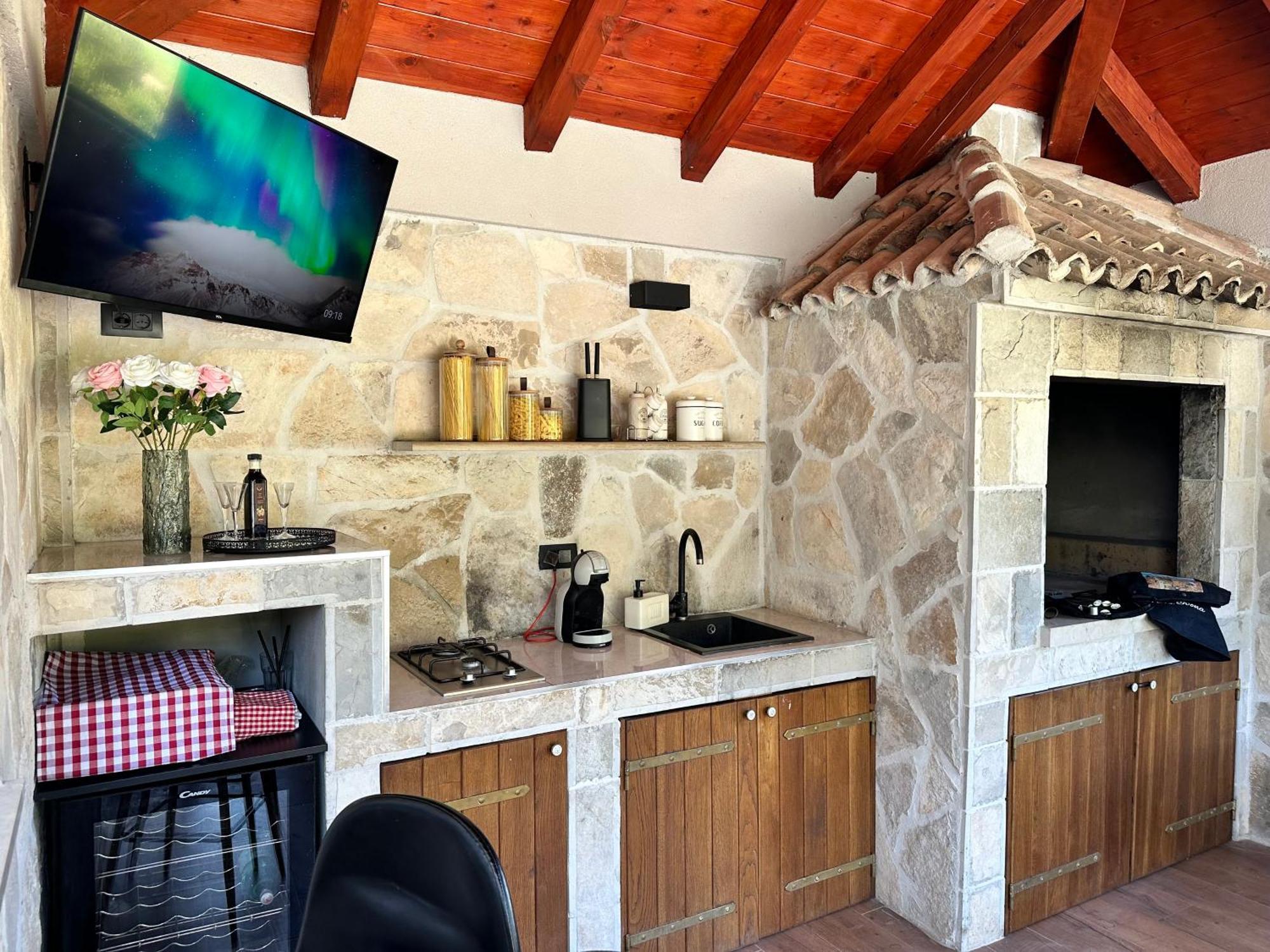 Villa Ivona With Swimming Pool And Jacuzzi Oslje Экстерьер фото