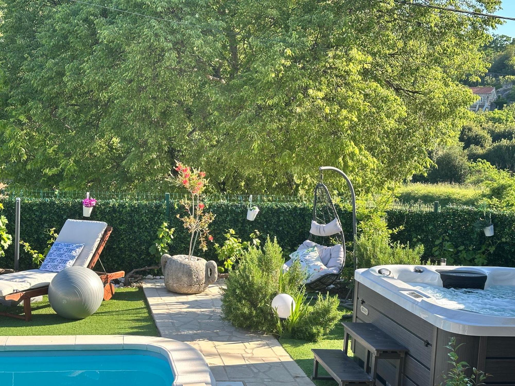 Villa Ivona With Swimming Pool And Jacuzzi Oslje Экстерьер фото
